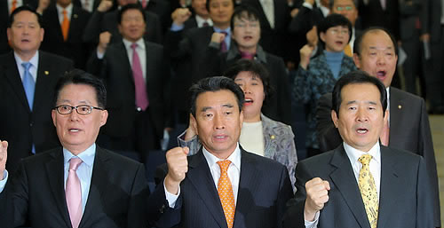 ▲ 민주당 박지원 정책위의장, 이강래 원내대표,정세균 대표(왼쪽부터)ⓒ연합뉴스