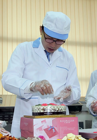 ▲ 이명박 대통령이 24일 오후 전북 완주군 봉동읍 떡공장인 완주떡메마을을 방문해 떡케이크를 장식하고 있다. ⓒ 연합뉴스