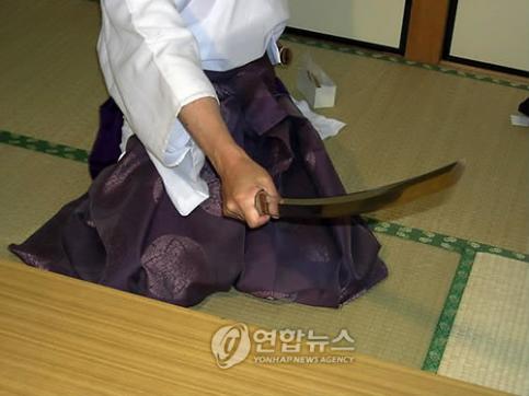 ▲ 안중근 의사 순국 100년을 맞아 명성황후 시해에 사용된 것으로 알려져 있는 칼을 한국으로 반환하려는 움직임이 일고 있어 귀추가 주목된다. 안중근 의사 순국 100년인 26일 '히젠도(肥前刀) 환수위원회'가 출범해 일본 후쿠오카 쿠시다 신사의 히젠도 소장에 문제를 제기하며 반환 촉구 운동을 펴기로 했다. 사진은 2006년 쿠시다 신사를 방문했을 당시 혜문 스님이 촬영한 칼과 칼집의 모습. (혜문 스님 제공 &middot;서울=연합뉴스)