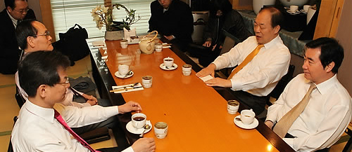 ▲ 23일 오전 서울 여의도 렉싱턴 호텔에서 민주당 중진 의원들이 지방선거 야권연대 대책을 논의하기 위해 회동을 하고 있다. 이날 회동에는 김성순, 천정배, 김영진, 이석현 의원이 참석했다 ⓒ연합뉴스