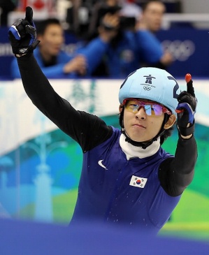 ▲ 지난달 14일 2010 밴쿠버 동계올림픽 남자 쇼트트랙 1500미터 결승에서 1등으로 골인, 기뻐하는 이정수 선수 ⓒ 연합뉴스