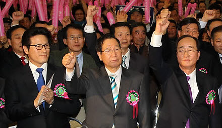 ▲ 국민중심연합 심대평(오른쪽) 대표가 25일 오후 서울 용산구 효창동 백범기념관에서 열린 창당대회에서 당명선포후 손을 들어 환호에 답하고 있다. ⓒ 연합뉴스