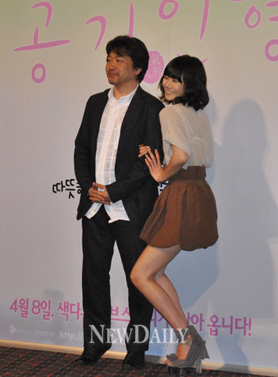 ▲ 영화 '공기인형' 언론시사회에 참석한 고레에다 히로카즈 감독(좌)과 배두나(우) ⓒ 뉴데일리