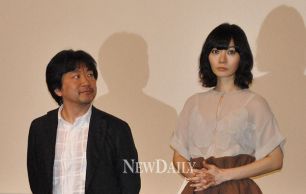 ▲ 영화 '공기인형' 언론시사회에 참석한 고레에다 히로카즈 감독(좌)과 배두나(우) ⓒ 뉴데일리