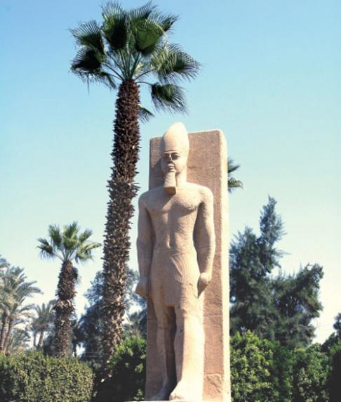 ▲ 상이집트의 흰 왕관을 쓴 람세스2세 입상.(조각공원,멤피스)