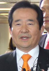 ▲ 민주당 정세균 대표가 26일 오전 한명숙 전 총리의 수뢰 혐의 재판에 증인으로 출석하기 위해 서초동 서울중앙지법 법정으로 향하고 있다 ⓒ연합뉴스