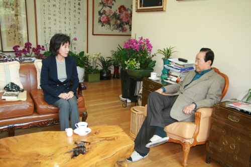 ▲ 한나라당 나경원 의원은 26일 서울 상도동 김영삼 전 대통령의 자택을 방문해 김 전 대통령과 30분간 환담을 나눴다.