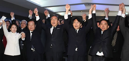 ▲ 안중근 의사 순국 100주년을 맞아 안 의사가 순국한 중국 뤼순감옥에서 추모식에서 국회 외교통상통일위원회 추모단이 만세 삼창을 하고 있다 ⓒ 연합뉴스