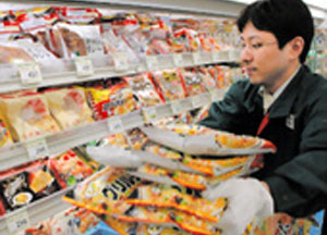 ▲ 2008년 중국산 냉동만두 중독 사건이 일어나자 일본의 한 수퍼마켓 직원이 문제의 만두를 수거하는 모습. ⓒ 아사히신문 캡처
