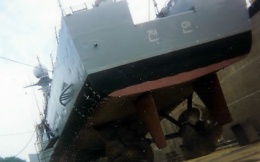 ▲ 26일 오후 9시45분께 서해 백령도 서남방 해상에서 경비 활동 중 선체 아래쪽에 구멍이 뚫린 것으로 알려진 우리 해군 초계함 천안함(1천200t급)이 선미 쪽부터 침몰 중인 것으로 알려졌다. 사진은 포항급 초계함의 14번째 함인 PCC-772 천안함 선미 모습.  ⓒ 연합뉴스