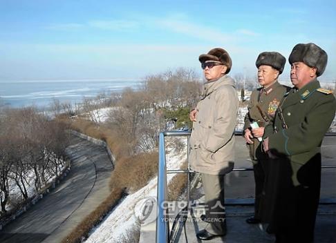 ▲ 북한의 육해공군 합동훈련을 참관하는 김정일.(연합뉴스)