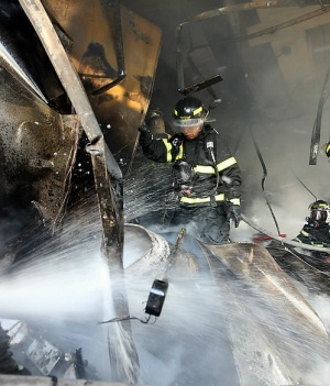 ▲ 27일 오전 불이 난 서울 은평구 불광동 식품의약품안전청 질병관리본부 실험동에서 소방관들이 화재를 진압하고 있다.&nbsp; ⓒ 연합뉴스