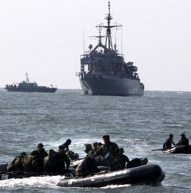 ▲ 28일 해군 초계함 천안함 침몰 현장인 백령도 해상에서 해군 장병들이 구조함과 함께 수색작업을 하고 있다. ⓒ 연합뉴스