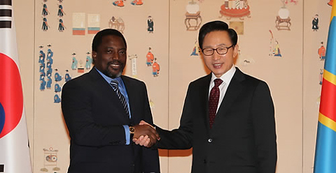 ▲ 이명박 대통령이 29일 오후 청와대에서 조셉 카빌라 콩고민주공화국 대통령과 정상회담을 갖기에 앞서 악수하고 있다. ⓒ&nbsp;연합뉴스