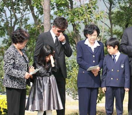 ▲ 故 최진실의 1주기 추모예배 장면. 사진은 추모예배 도중 울고 있는 준희를 최진영이 달래고 있는 모습. ⓒ 뉴데일리