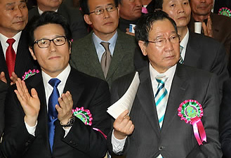 ▲ 한나라당 정병국 사무총장(오른쪽)과 미래희망연대 이규택 공동대표(왼쪽) ⓒ연합뉴스