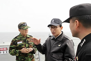▲ 이명박 대통령이 30일 오후 해군 초계함 천안함 침몰 사건 현장인 백령도를 방문해 구조작업중인 독도함에서 김성찬(왼쪽) 해군참모총장의 상황보고를 받고 있다. ⓒ&nbsp;청와대 제공&nbsp;