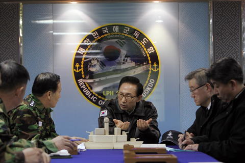 ▲ 이명박 대통령이 30일 천안함 침몰사고 현장인 백령도를 방문, 수색작업을 벌이고 있는 독도함에서 수색현황을 보고받고 있다. ⓒ 뉴데일리 <=청와대 제공>