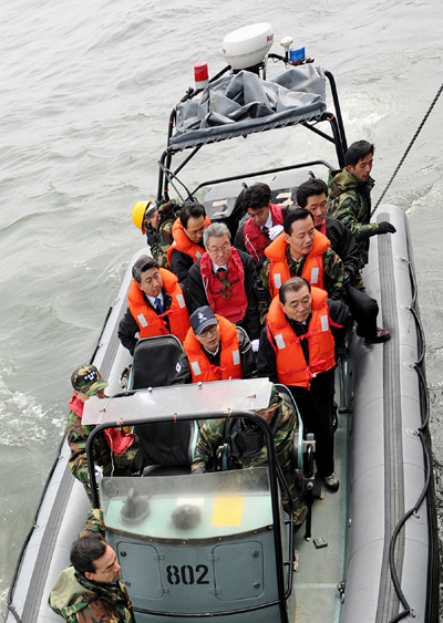 ▲ 이명박 대통령이 30일 초계함 '천안함' 침몰사고가 발생한 서해 백령도를 전격 방문했다. 고무보트를 이용, 실종자 가족이 있는 광양함으로 이동한 이 대통령. ⓒ 뉴데일리 <=청와대 제공>