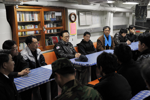 ▲ 이명박 대통령이 30일 초계함 '천안함' 침몰사고가 발생한 서해 백령도를 전격 방문했다. 이 대통령이 광양함에서 실종자 가족을 위로하고 있다. ⓒ 뉴데일리 <=청와대 제공> 