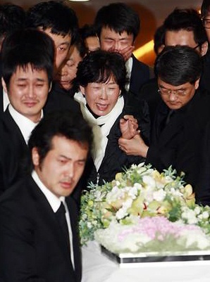 ▲ 딸 최진실이 세상을 뜬 지 1년5개월만에 아들까지 떠나보낸 어머니 정옥숙씨가 최진영의 영결식장에서 걸음을 제대로 가누지 못해 부축을 받고 나오면서 목을 놓아 울부짖고 있다.&nbsp; ⓒ 연합뉴스