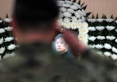 ▲ 특전사 대원이 31일 오전 국군수도병원에 마련된 故 한주호 준위 빈소에서 고인을 향해 경례하고 있다. 해군 특수전(UDT) 소속인 故 한주호 준위는 30일 오후 3시20분께 천안함 함수 부분에서 수중 작업 중 실신해 응급치료를 받았으나 오후 5시께 순직했다. ⓒ&nbsp;연합뉴스