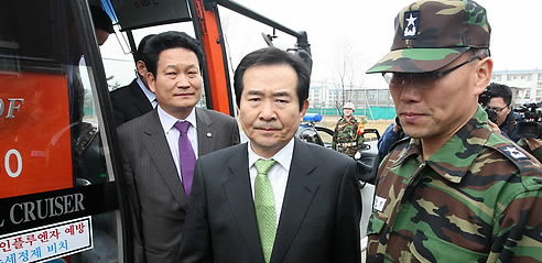 ▲ 31일 오후 경기도 평택 해군2함대사령부를 찾은 민주당 정세균 대표가 해군 관계자의 안내를 받아 천안함 실종 장병 가족을 만나러가고 있다 ⓒ 연합뉴스