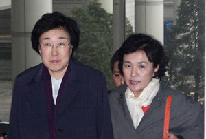 ▲ 한명숙 전 총리가 31일 서초동 서울중앙지법에서 열린 '5만달러 뇌물수수 혐의' 재판의 피고인 신문에 참석하기 위해 강금실 전 장관과 함께 법정으로 들어서고 있다. ⓒ 연합뉴스