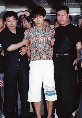 ▲ '희대의 탈옥수' 신창원(가운데). &nbsp;ⓒ&nbsp;연합뉴스