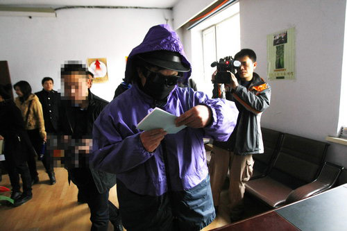 ▲ 복권금을 수령하러 온 남성. 모자, 마스크, 선글라스로 철저히 얼굴을 숨겼다. ⓒ 중국 차이나 데일리