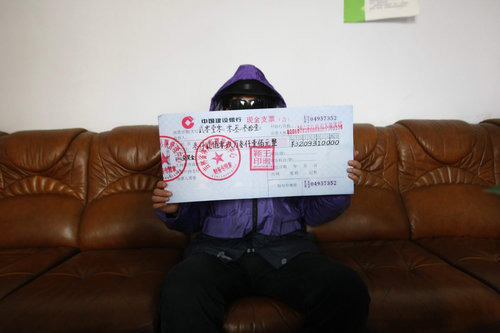 ▲ 수표를 받고 집에와서도 얼굴을 꽁꽁 숨겼다. ⓒ 중국 차이나 데일리