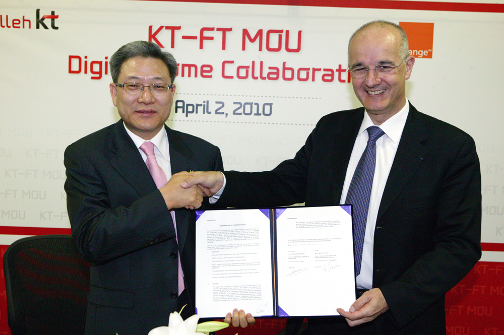 ▲ KT 홈고객부문 서유열 사장과 프랑스텔레콤-오렌지 그룹 전략담당 죠지 페날베 수석부사장이 2일 MOU 체결했다.&nbsp; ⓒ 뉴데일리