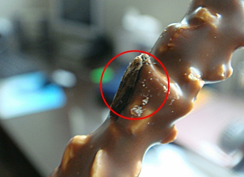 ▲  '아몬드 빼빼로'에서 나방이 검출 돼 충격을 주고 있다 ⓒ 컨슈머타임스