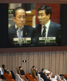 ▲ 2일 오후 국회본회의 긴급현안질문에서 민주당 이종걸 의원이 김태영 국방부장관에게 '천안함 침몰'과 관련해 질의하고 있다 ⓒ&nbsp;연합뉴스