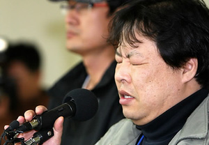 ▲ 일실종자 가족협의회 이정국 대표가 브리핑을 통해 더 이상의 실종자 구조작업을 중단하고 선체 인양작업에 전환 할 것을 해군측에 전달했다고 밝히고 있다. ⓒ&nbsp;연합뉴스