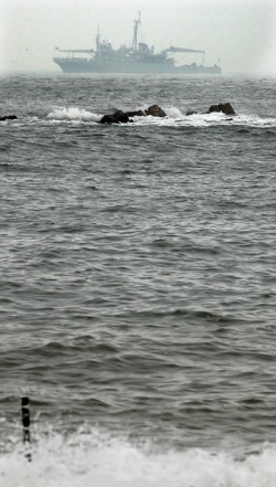 ▲ 해군 초계함 천안함 침몰 6일째인 지난달 31일 현장 지휘소가 차려진 백령도 장촌포 해안에 구조함인 광양함이 떠 있던 장면&nbsp;ⓒ연합뉴스