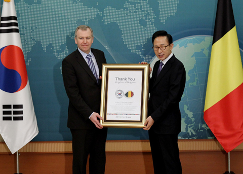 ▲ 이명박 대통령이 5일 청와대에서 가진 이브 레테름 벨기에 총리와의 정상회담에 앞서 6.25 참전을 기리는 '땡큐액자'를 증정하고 있다. ⓒ 뉴데일리