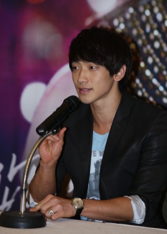 ▲ 가수 겸 배우 비가 5일 오후 서울 여의도 KT빌딩 바이킹부페에서 있었던 스페셜 앨범발매 공식 기자회견에서 