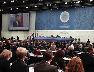 ▲ 이명박 대통령이 지난해 12월 17일 오후(현지시간) 덴마크 코펜하겐 벨라센터에서 열린 제15차 유엔 기후변화협약 당사국 총회에 참석해 '다함께 행동을(taking action together)'이란 제목의 기조연설을 하고 있다.&nbsp; ⓒ 연합뉴스&nbsp;