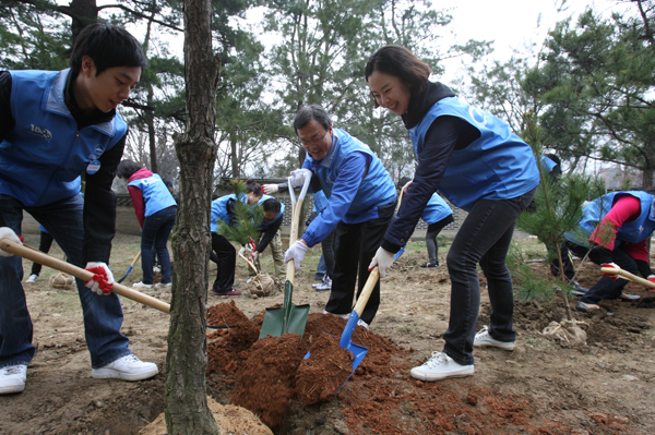 ▲ 우리은행은 6일 오전 한식을 맞아 남양주시 금곡동에 위치한 홍유릉에서 '한 문화재 한지킴이 홍유릉 식목행사'를 가졌다.&nbsp;이날 행사에 참석한 이순우 우리은행 수석부행장(사진 중앙)이 직원들과 함께 땀흘리며 소나무를 심고 있다.&nbsp;ⓒ 뉴데일리