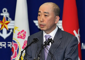 ▲ 원태재 국방부 대변인이 6일 브리핑에서 생존장병 공개 진술 계획에 대해 설명하고 있다. ⓒ&nbsp;연합뉴스