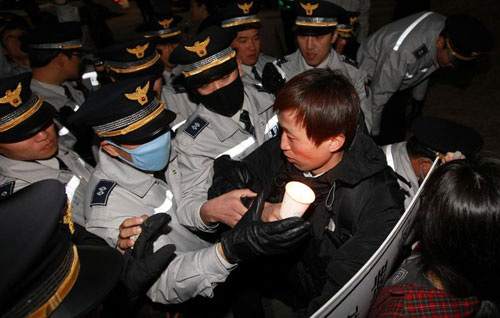 ▲ 6일 저녁 청계광장에서 한국대학생문화연대 주최로 열린 천안함 실종자 생환기원 및 희생자 추모촛불집회에서 경찰들이 안전상의 이유로 촛불을 끄고 있다. ⓒ&nbsp;연합뉴스