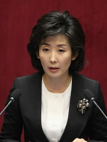 ▲ 한나라당 나경원 의원이 7일 국회 본회의장에서 열린 정치분야 대정부질문에서 정운찬 국무총리에게 천안함 침몰사고와 관련된 질문을 하고 있다.ⓒ 연합뉴스&nbsp;