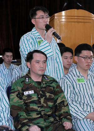 ▲ 천안함 생존 장병들이 7일 오전 경기도 성남시 국군수도병원에서 언론 공개 진술 기자회견에서 취재진의 질문에 답하고 있다. ⓒ 연합뉴스