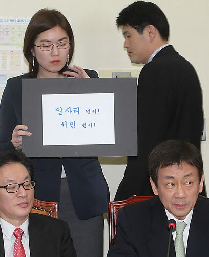 ▲ 한나라당 진영의원이 8일 오전 국회에서 열린 최고위원회의에서 지방선거 슬로건으로 `일자리 먼저, 서민먼저'를 공식 슬로건으로 최종 선정했다고 밝히고 있다 ⓒ 연합뉴스 