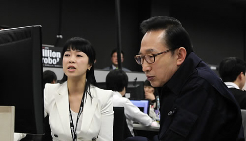 ▲ 이명박 대통령이 8일 충남 천안 충남테크노파크에서 국가고용전략회의를 주재한 뒤 영상미디어센터내 (주)시맨틱스를 방문해 검색프로그램에 대한 설명을 듣고 있다. ⓒ&nbsp;연합뉴스