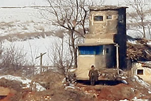 ▲ 황해북도 개풍군 관산반도의 북한군 초소에서 한 병사가 근무를 서고 있다. ⓒ 연합뉴스