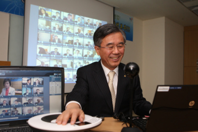 ▲ 이종휘 우리은행장이 화상회의 시스템을 통해 직원들과 대화를 나누고&nbsp;있다.&nbsp;ⓒ 뉴데일리