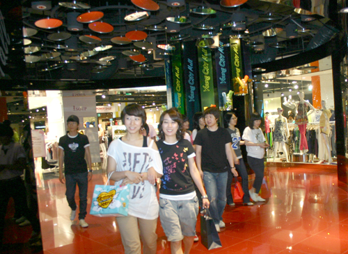 ▲ 조명을 줄여 에너지 효율을 높인 현대백화점 목동점. ⓒ뉴데일리<=현대백화점 제공>