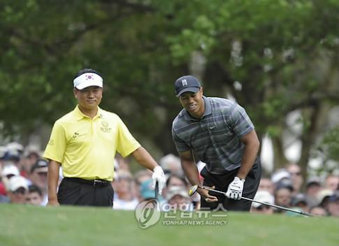 ▲ 돌아온 타이거 우즈가 최경주와 함께 라운딩을 시작했다. 조지아주 오거스타 내셔널 골프장에서. ⓒ&nbsp;연합뉴스
